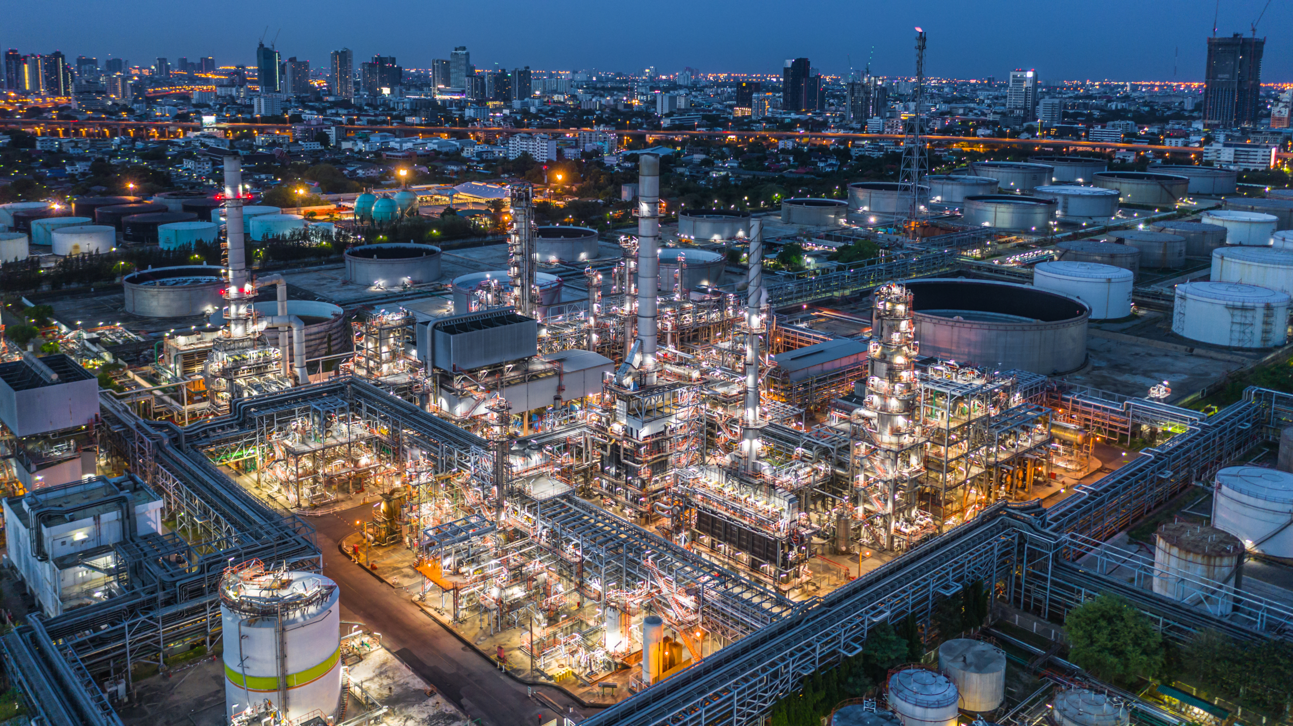 vista-aerea-refineria-petroleo-planta-refineria-fabrica-refineria-noche.webp